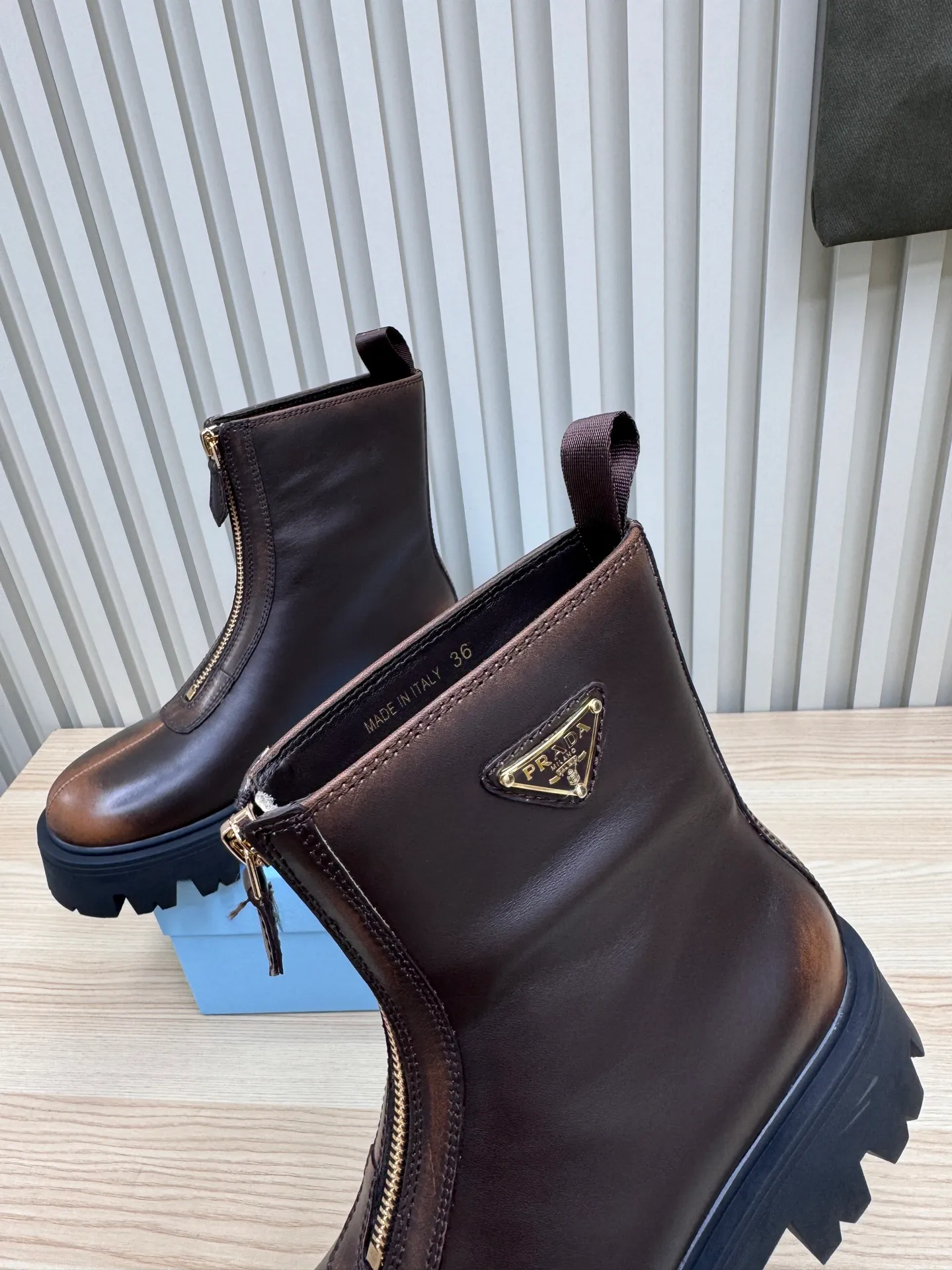 👟👟Ex-factory price 680👟👟 Prada / Prada couple's Martin boots are here, comfortable and elegant to wear. The original molded outsole of the counter is 1:1 replica. It is made of non-slip and wear-resistant imported TPU tin mold vacuum outsole. Tank-shaped thick sole. Fabric: imported anti-explosion cowhide. Lining: imported mixed sheepskin lining. Sheepskin foot pads. Outsole: tin molded beef tendon sole. Code number: 35-41 (42 customized)